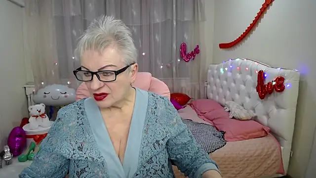 Snapshot of KayleSmoll chatting on February 18, 2025, 10:47 pm KayleSmoll online show from February 18, 2025, 10:47 pm