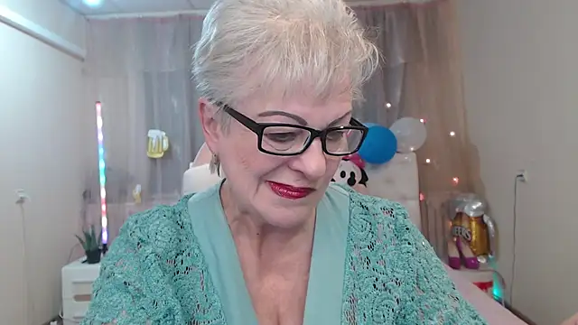 Snapshot of KayleSmoll chatting on October 4, 2025, 7:12 pm KayleSmoll online show from October 4, 2025, 7:12 pm