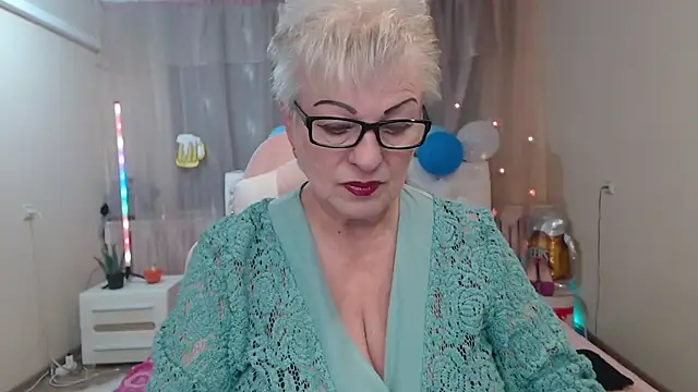 Snapshot of KayleSmoll chatting on October 7, 2025, 6:38 pm KayleSmoll online show from October 7, 2025, 6:38 pm