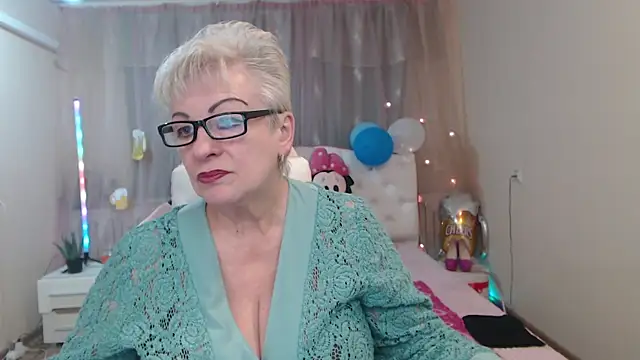 Snapshot of KayleSmoll chatting on October 8, 2025, 6:27 pm KayleSmoll online show from October 8, 2025, 6:27 pm