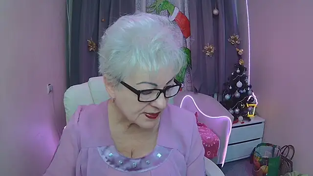 Snapshot of KayleSmoll chatting on December 18, 2025, 7:31 pm KayleSmoll online show from December 18, 2025, 7:31 pm