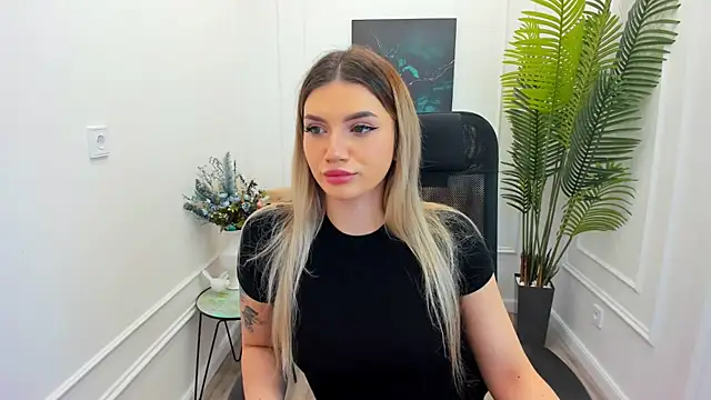 SelenaeMoore online show from October 5, 2025, 7:45 pm