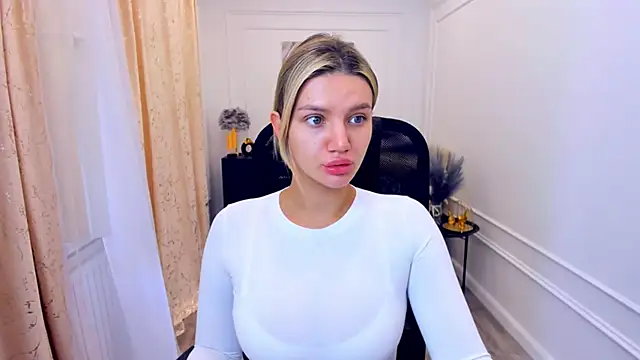 SelenaeMoore online show from June 5, 2026, 3:46 am