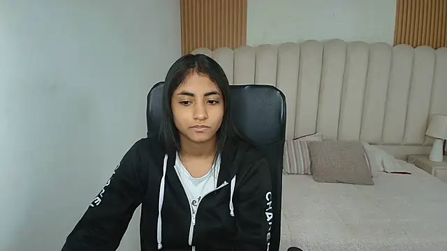 shaneelle online show from April 13, 2026, 3:01 am