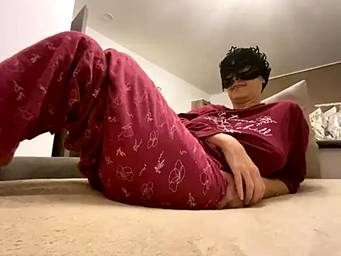 Marilou1983 online show from November 18, 2025, 6:01 pm