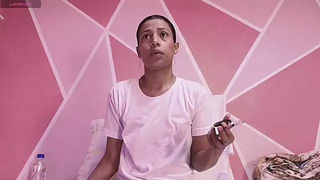 Snapshot of sara_linares chatting on December 3, 2025, 5:48 am sara linares online show from December 3, 2025, 5:48 am