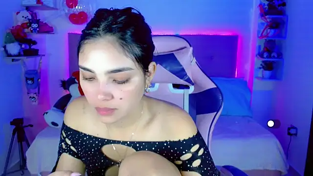 Snapshot of Kylie_brokee chatting on December 18, 2024, 9:08 pm Kylie brokee online show from December 18, 2024, 9:08 pm