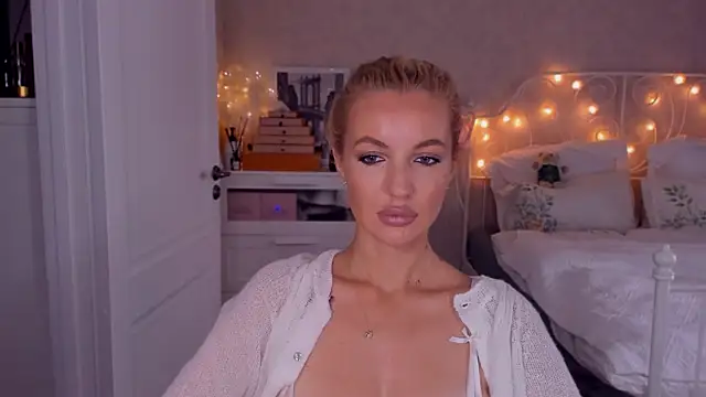 Snapshot of aestetick chatting on October 9, 2025, 7:39 am aestetick online show from October 9, 2025, 7:39 am