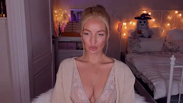 Snapshot of aestetick chatting on October 21, 2025, 1:12 pm aestetick online show from October 21, 2025, 1:12 pm