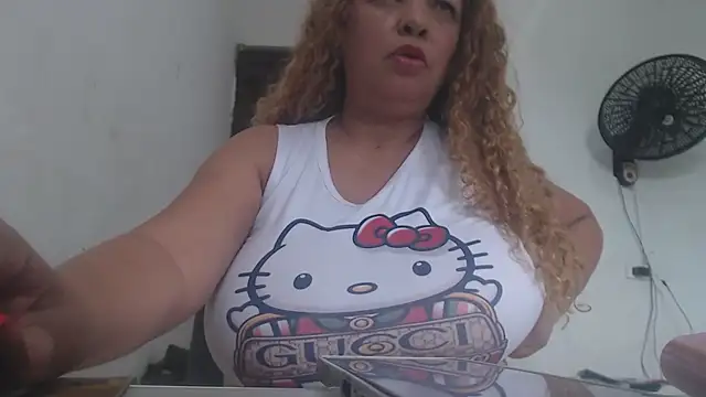 Snapshot of BustyAmanda chatting on May 21, 2026, 2:35 pm BustyAmanda online show from May 21, 2026, 2:35 pm