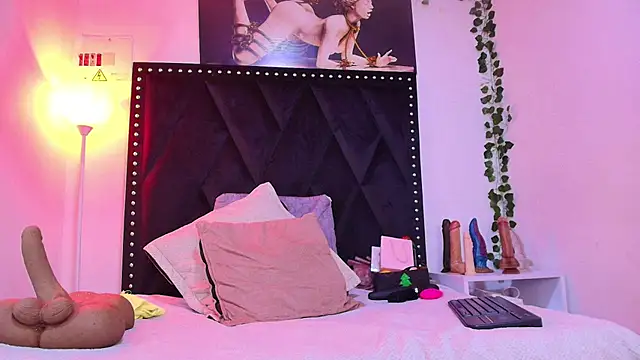 Snapshot of _Marcela__ chatting on February 12, 2026, 12:44 pm Marcela online show from February 12, 2026, 12:44 pm