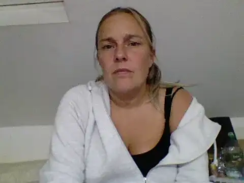 scrummymummy2 online show from September 21, 2025, 8:32 pm