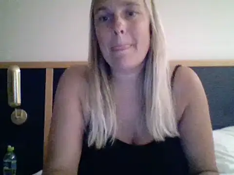 Snapshot of scrummymummy2 chatting on October 25, 2025, 7:41 pm scrummymummy2 online show from October 25, 2025, 7:41 pm