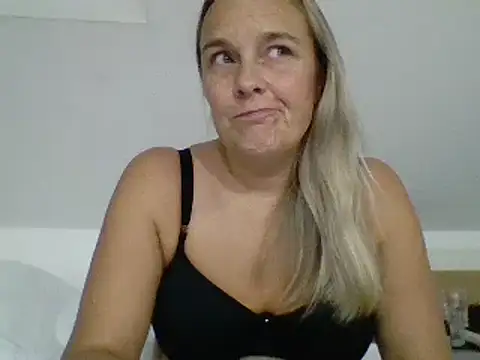 Snapshot of scrummymummy2 chatting on November 23, 2025, 9:36 pm scrummymummy2 online show from November 23, 2025, 9:36 pm