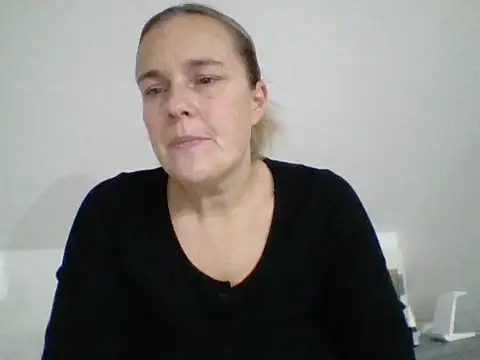 Snapshot of scrummymummy2 chatting on December 3, 2025, 8:18 pm scrummymummy2 online show from December 3, 2025, 8:18 pm