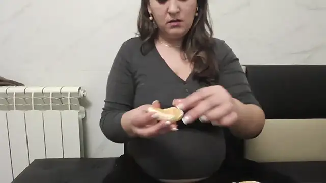 Snapshot of milfmomxx chatting on January 11, 2025, 8:21 pm milfmomxx online show from January 11, 2025, 8:21 pm