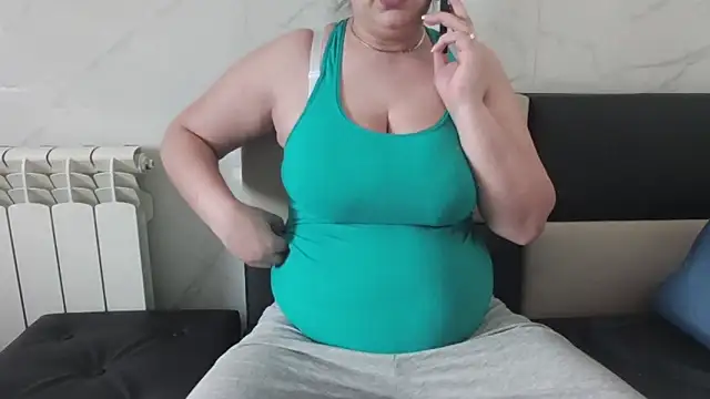 Snapshot of milfmomxx chatting on January 15, 2025, 10:49 am milfmomxx online show from January 15, 2025, 10:49 am