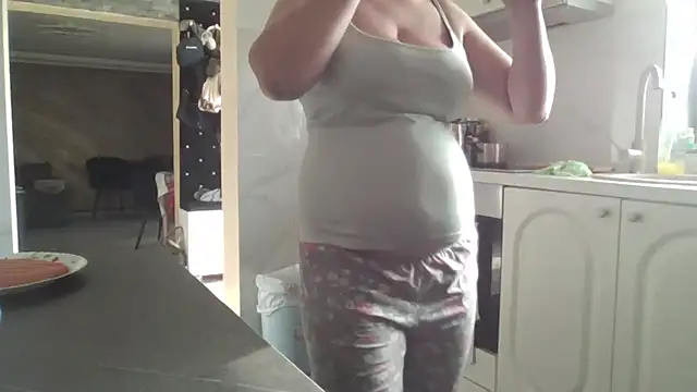 Snapshot of milfmomxx chatting on February 6, 2025, 10:48 am milfmomxx online show from February 6, 2025, 10:48 am