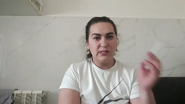 Snapshot of milfmomxx chatting on March 22, 2025, 10:39 am milfmomxx online show from March 22, 2025, 10:39 am