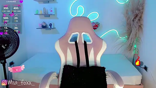 Mia foxx  online show from February 26, 2025, 12:05 am