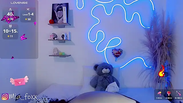 Mia foxx  online show from March 13, 2025, 3:11 am