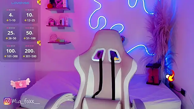 Mia foxx  online show from March 18, 2025, 9:10 pm