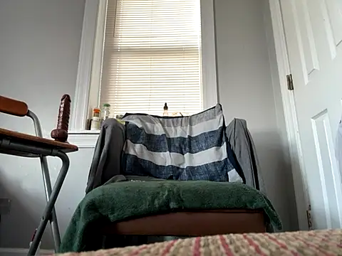 ChiRaqb8 online show from September 28, 2025, 9:42 pm