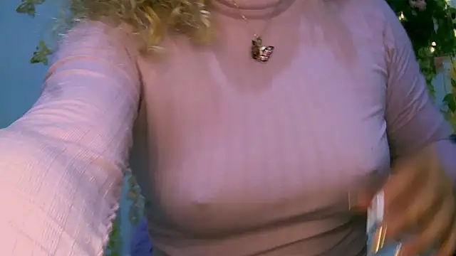 Snapshot of Crysrus chatting on February 5, 2025, 11:28 pm Crysrus online show from February 5, 2025, 11:28 pm