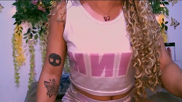 Snapshot of Crysrus chatting on September 19, 2025, 12:56 am Crysrus online show from September 19, 2025, 12:56 am