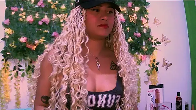 Snapshot of Crysrus chatting on November 8, 2025, 10:41 pm Crysrus online show from November 8, 2025, 10:41 pm