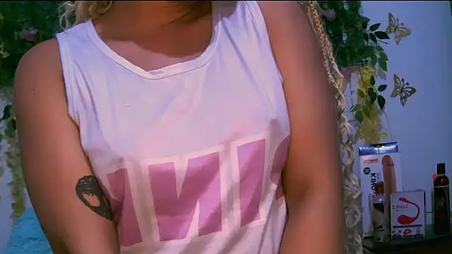 Snapshot of Crysrus chatting on November 15, 2025, 11:43 pm Crysrus online show from November 15, 2025, 11:43 pm