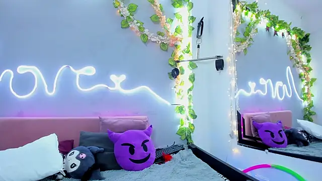 YouliteSllut2 online show from March 11, 2025, 7:04 am