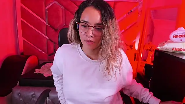 Snapshot of Olivia_Fox69 chatting on February 4, 2026, 3:56 am Olivia Fox69 online show from February 4, 2026, 3:56 am