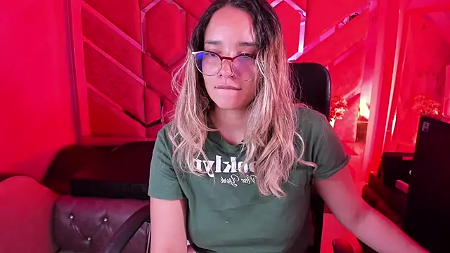 Snapshot of Olivia_Fox69 chatting on February 27, 2026, 4:12 am Olivia Fox69 online show from February 27, 2026, 4:12 am