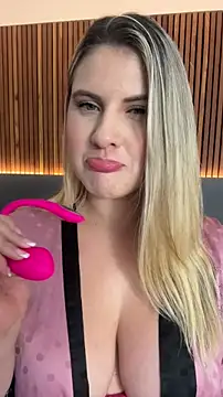 EmiilyAdams  online show from February 20, 2026, 10:32 pm