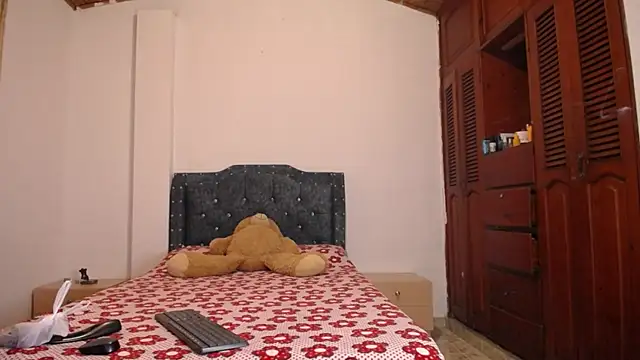 sofiamature01 online show from October 12, 2025, 4:28 pm