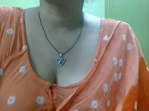 LOVERIAKOL online show from April 21, 2026, 3:39 pm