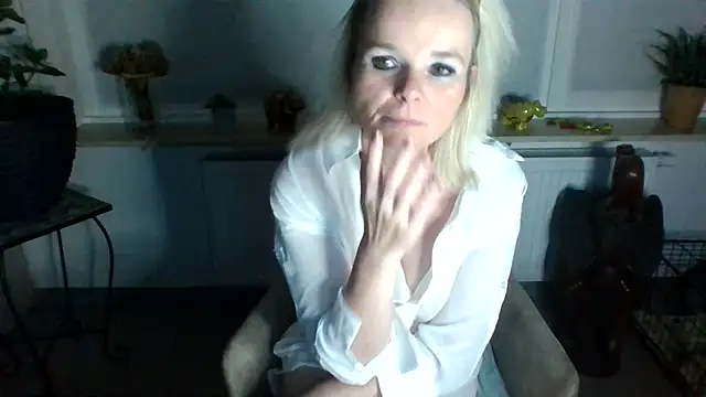 Snapshot of clwm chatting on December 6, 2024, 5:22 pm clwm online show from December 6, 2024, 5:22 pm