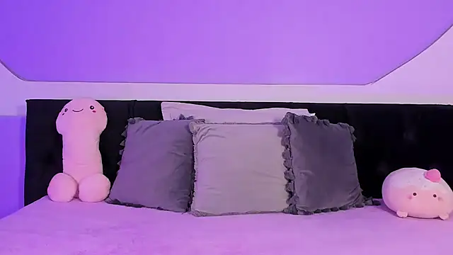 Julieta Cortes   online show from November 3, 2025, 12:50 pm