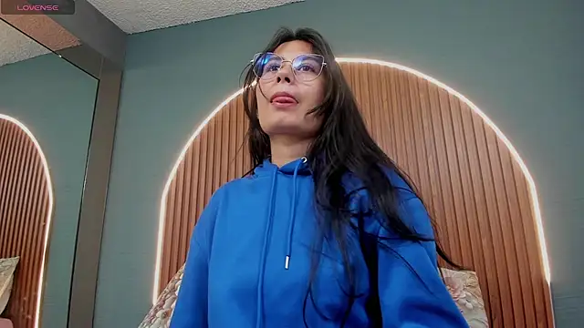 NayeCloud online show from November 20, 2025, 3:39 am