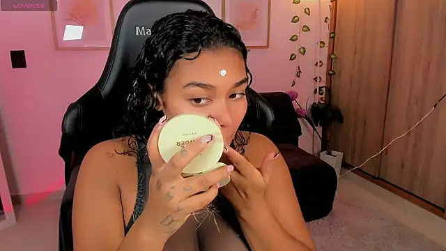 Snapshot of aleja_montiel__ chatting on May 20, 2026, 12:33 pm aleja montiel online show from May 20, 2026, 12:33 pm
