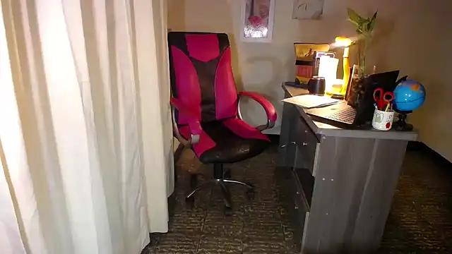 Snapshot of danielle_rose_1 chatting on April 7, 2026, 2:06 pm danielle rose 1 online show from April 7, 2026, 2:06 pm