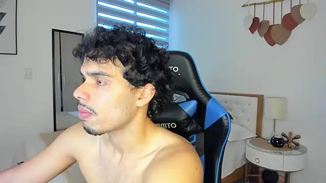 mateoleonee online show from February 17, 2025, 8:26 pm