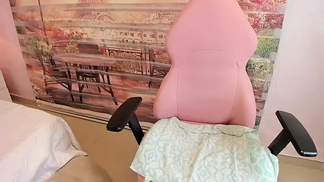 Isa little4u online show from October 7, 2025, 10:34 am