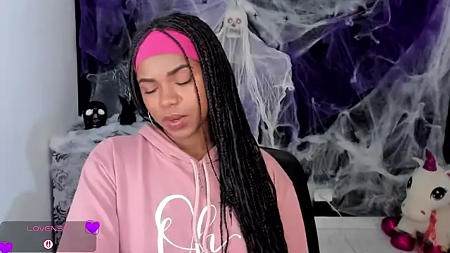 Snapshot of Marce_22 chatting on October 9, 2025, 4:10 am Marce 22 online show from October 9, 2025, 4:10 am