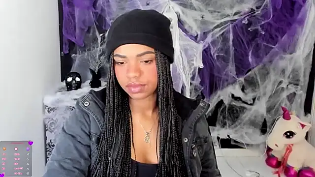 Snapshot of Marce_22 chatting on October 15, 2025, 4:40 pm Marce 22 online show from October 15, 2025, 4:40 pm