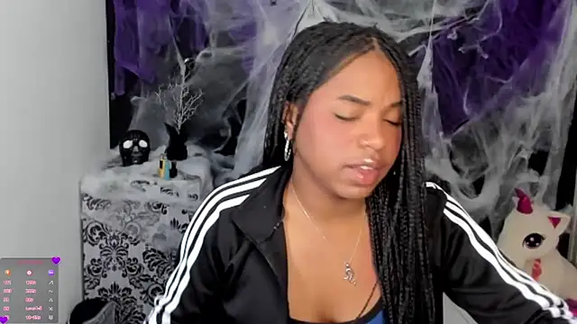 Snapshot of Marce_22 chatting on October 21, 2025, 5:46 pm Marce 22 online show from October 21, 2025, 5:46 pm