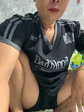 Linaannn online show from April 10, 2026, 11:42 pm