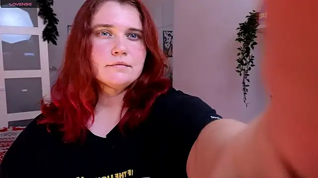 Snapshot of daisy_low chatting on December 3, 2025, 1:09 pm daisy low online show from December 3, 2025, 1:09 pm