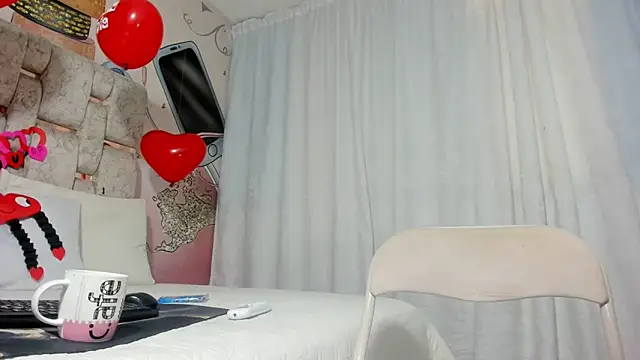 EMMA SWEETT1 online show from February 14, 2025, 3:47 pm